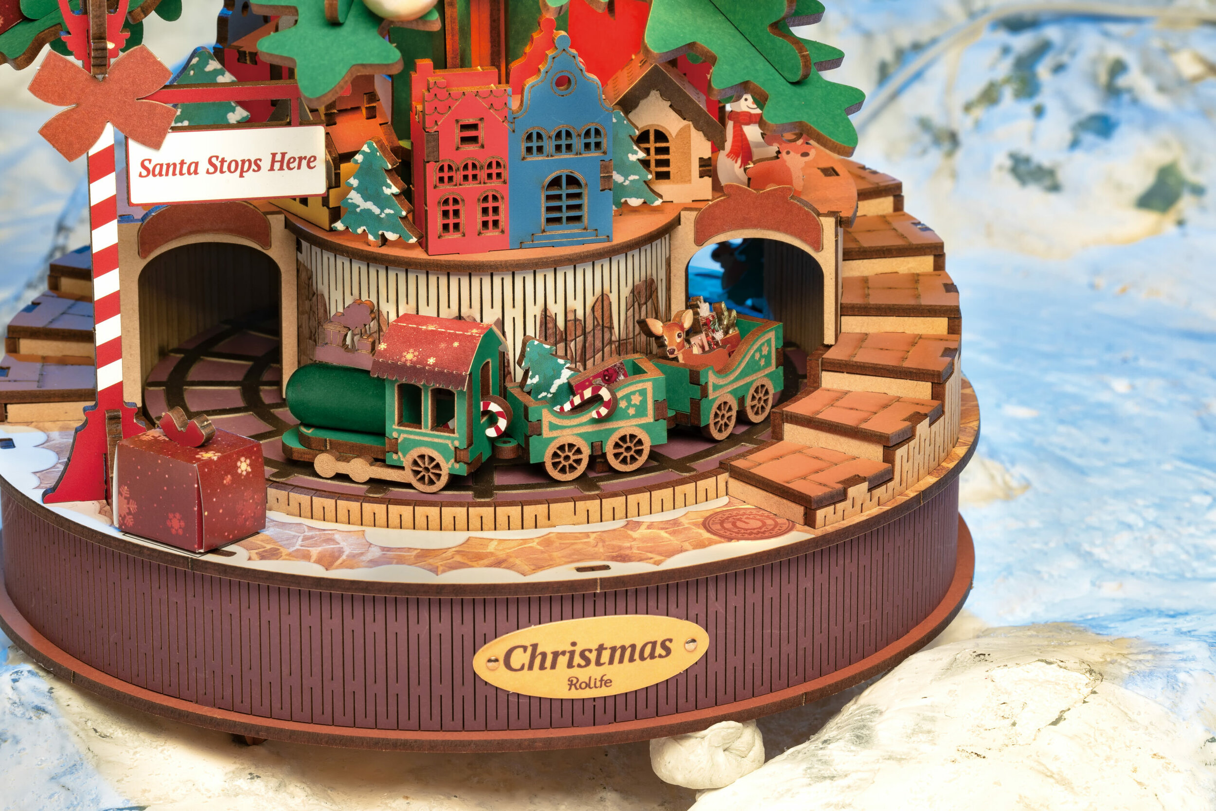 Détail du père Noël et du traîneau au sommet du sapin Robotime AMS01