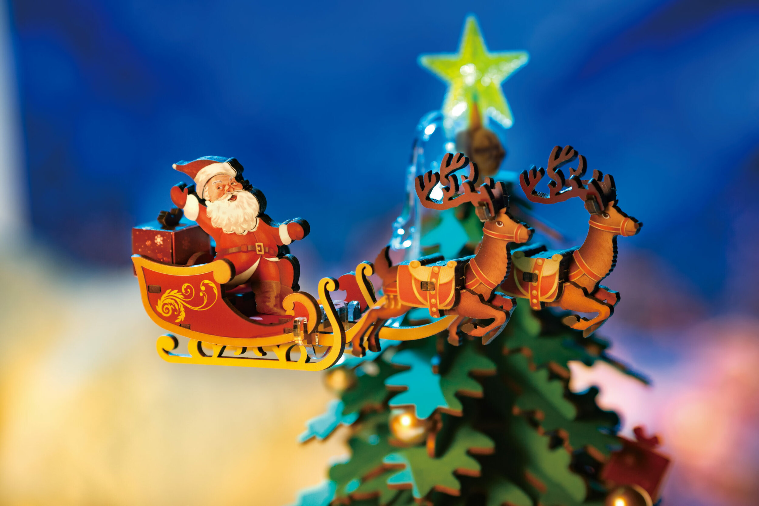 Détail du village de Noël et du train à la base du Melody Tree AMS01