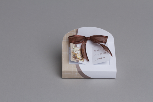 livre-prière-ouvert-ballotin-dragées-communion