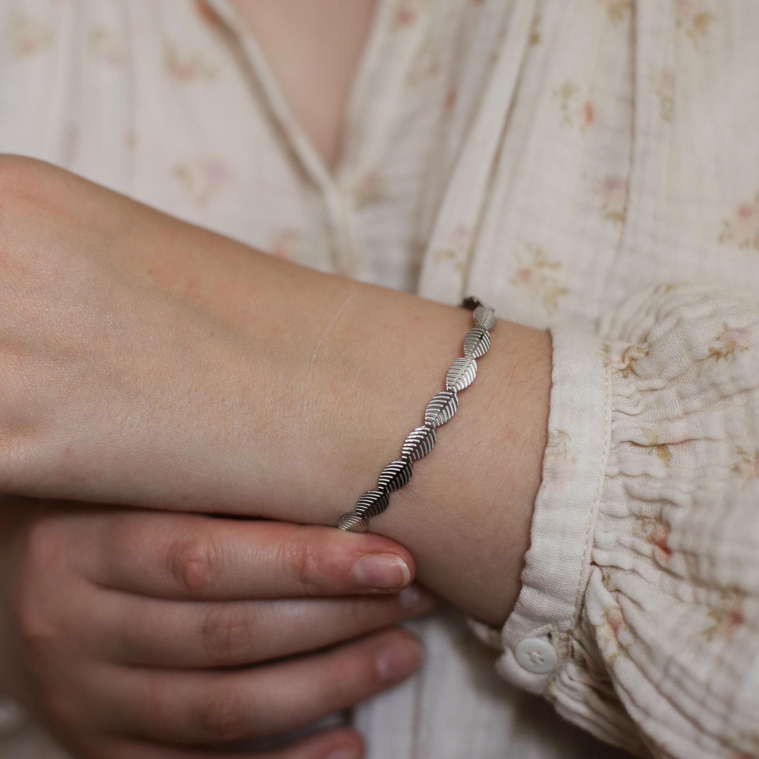 bracelet-jonc-femme-acier-argent-porte-fleur