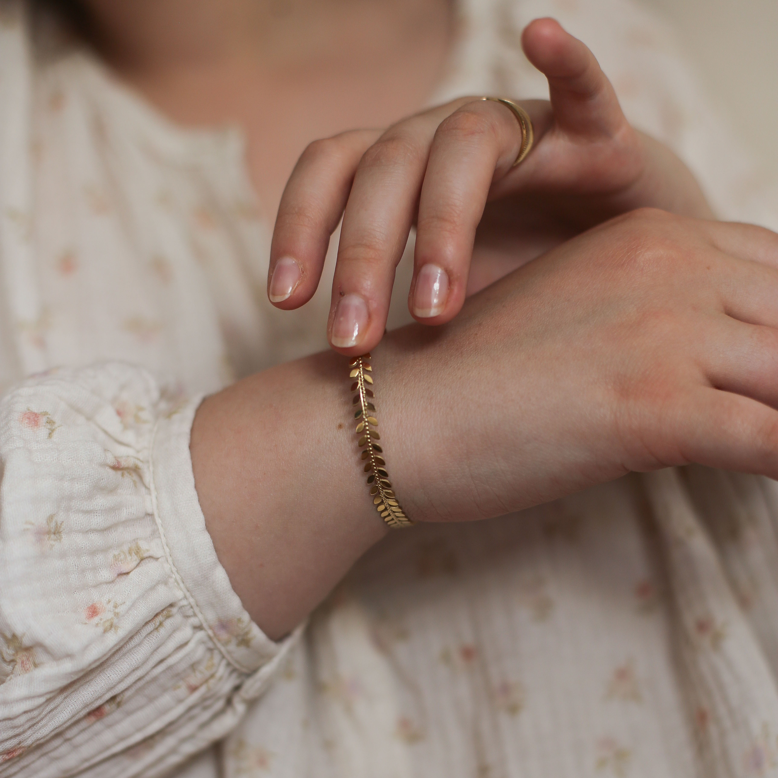 bracelet-jonc-femme-acier-or-porte-aida
