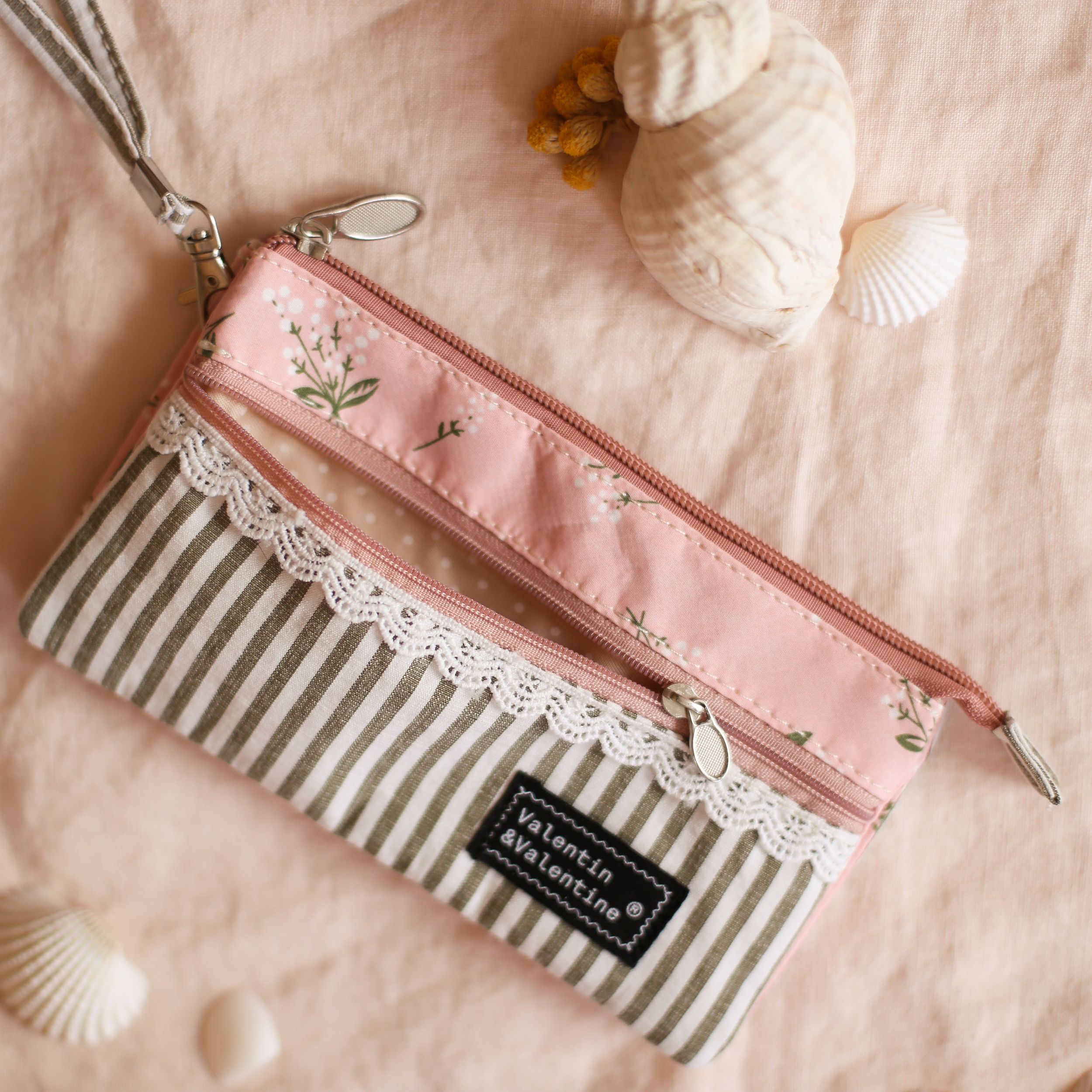 pochette-rhetaise-rose-avant-ouvert