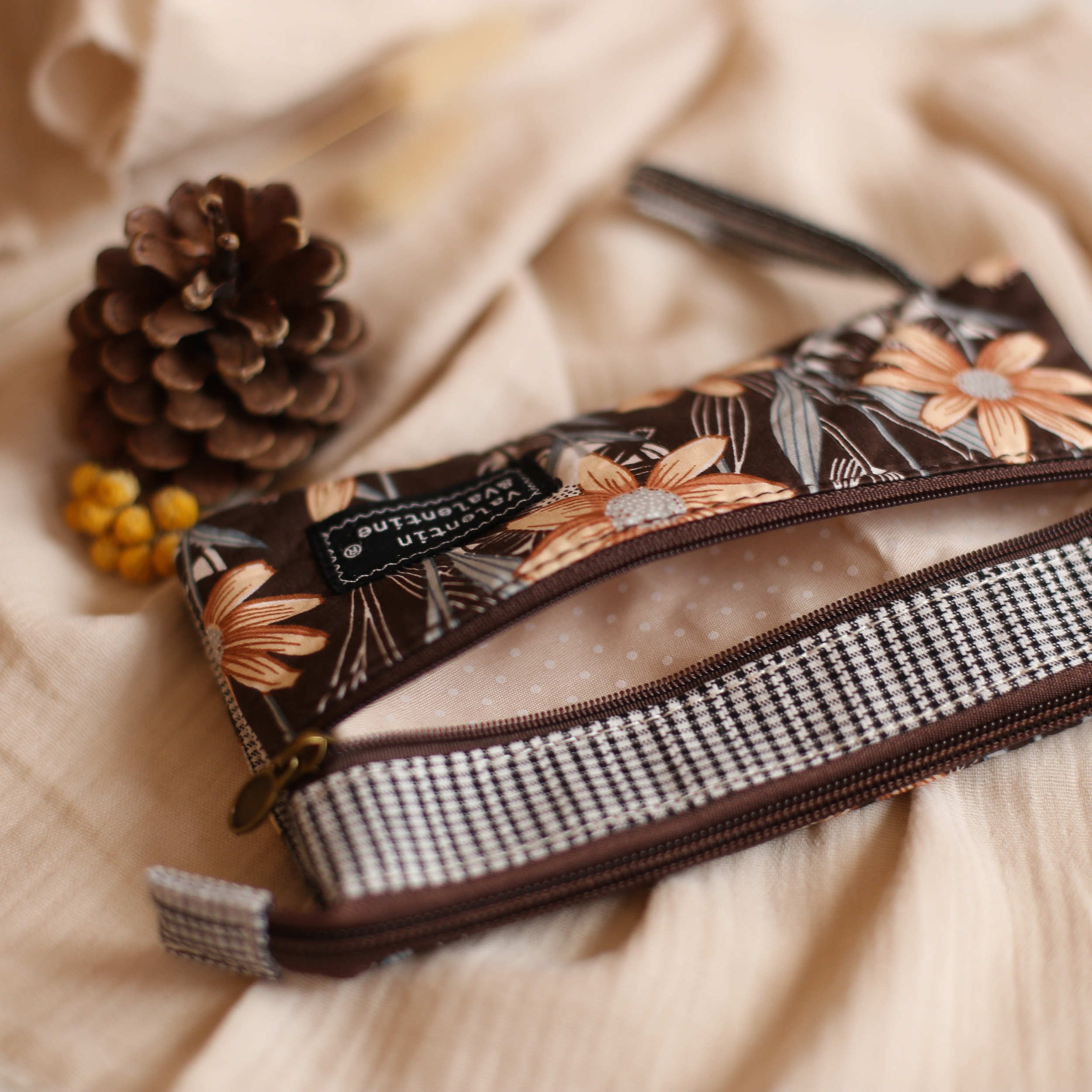 pochette-arsenre-marron-avant-ouvert