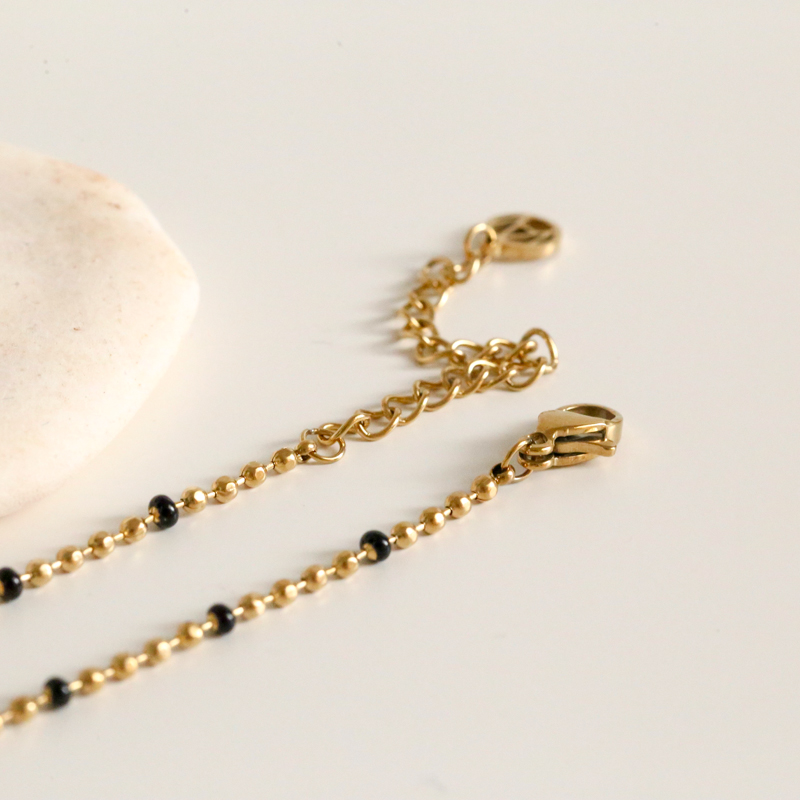bracelet-or-magdalena-noir-fermoir