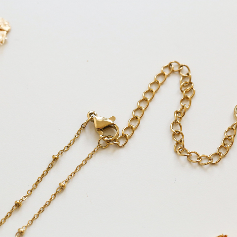 collier-or-capucine-arriere