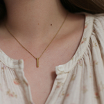collier-femme-acier-or-porte-lara