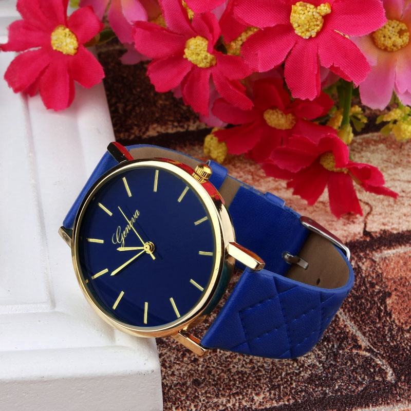 Très Belle Montre Pour Femme Avec Bracelet En Tissu De Différentes Couleurs