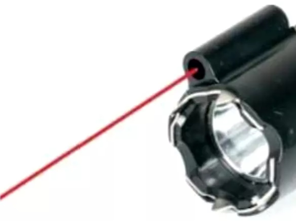 Gros plan sur la tête d’un taser électrique avec pointeur laser rouge et lampe LED