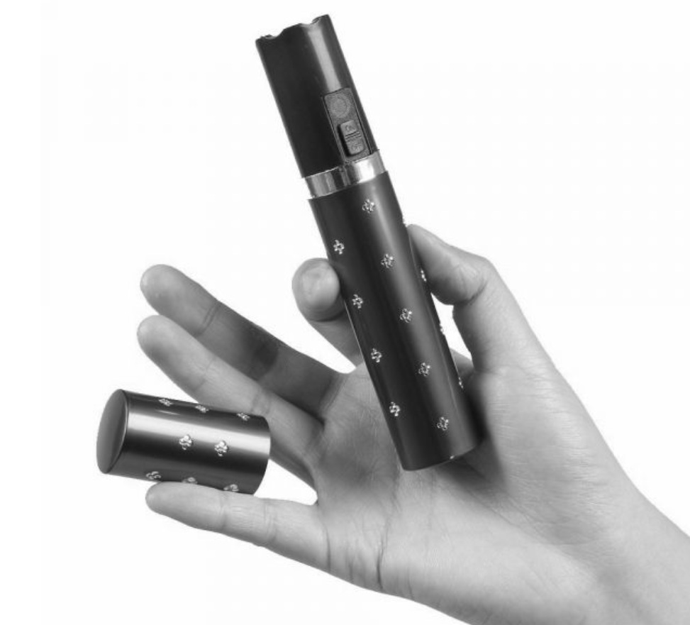Taser électrique make-up compact tenu dans une main