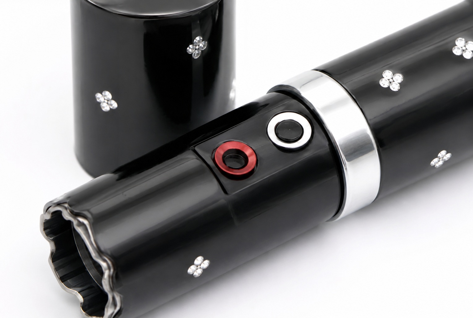 Gros plan sur un taser make-up noir rechargeable avec finition brillante et boutons de commande