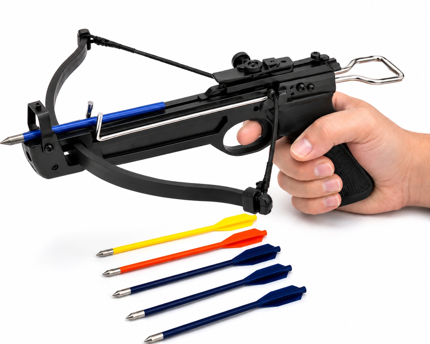 Pistolet arbalète 50 livres noir tenu en main avec flèches de tir sur fond blanc pour le tir de loisir et la précision