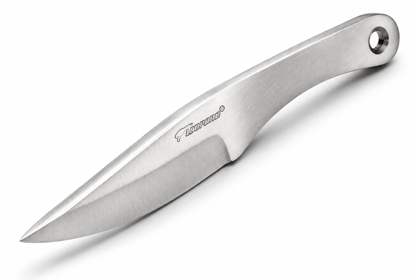 Couteau de lancer Léopard 16 cm en acier inox vue rapprochée sur fond blanc