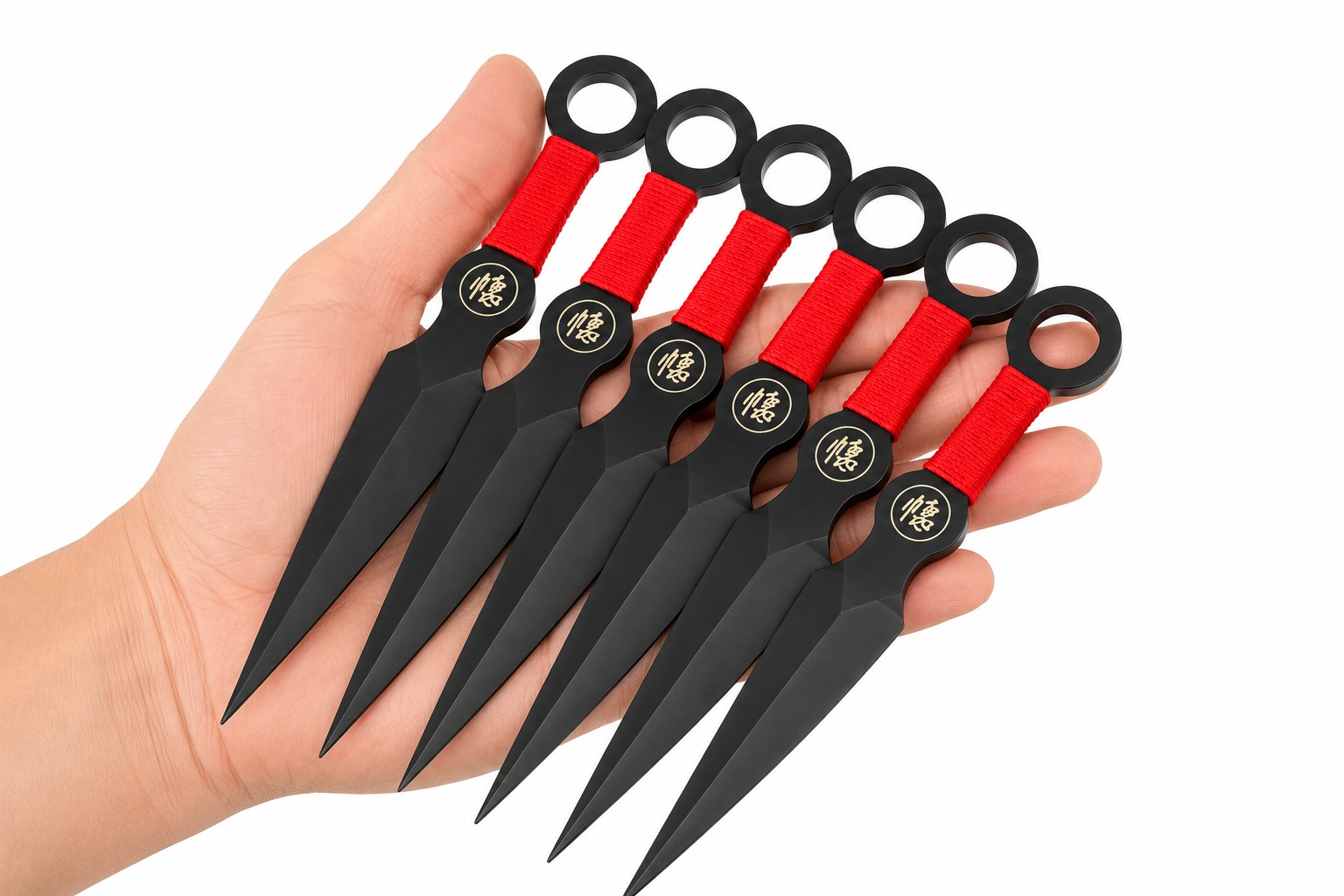 Lot de 6 couteaux de lancer kunai Albainox noir et rouge présenté dans une main