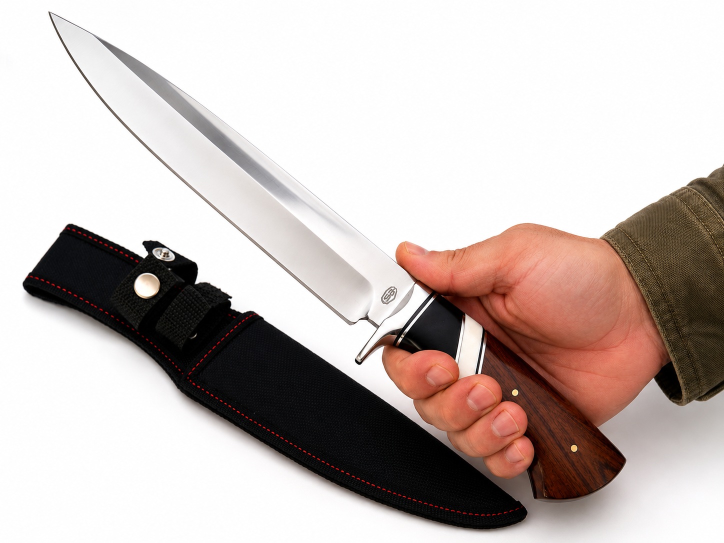 Main tenant un couteau de chasse SCK 30 cm avec manche en bois