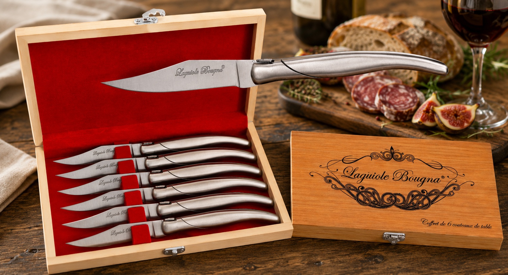 Coffret Laguiole 6 couteaux de table inox prestige présenté sur une table de repas avec vin, pain et charcuterie.
