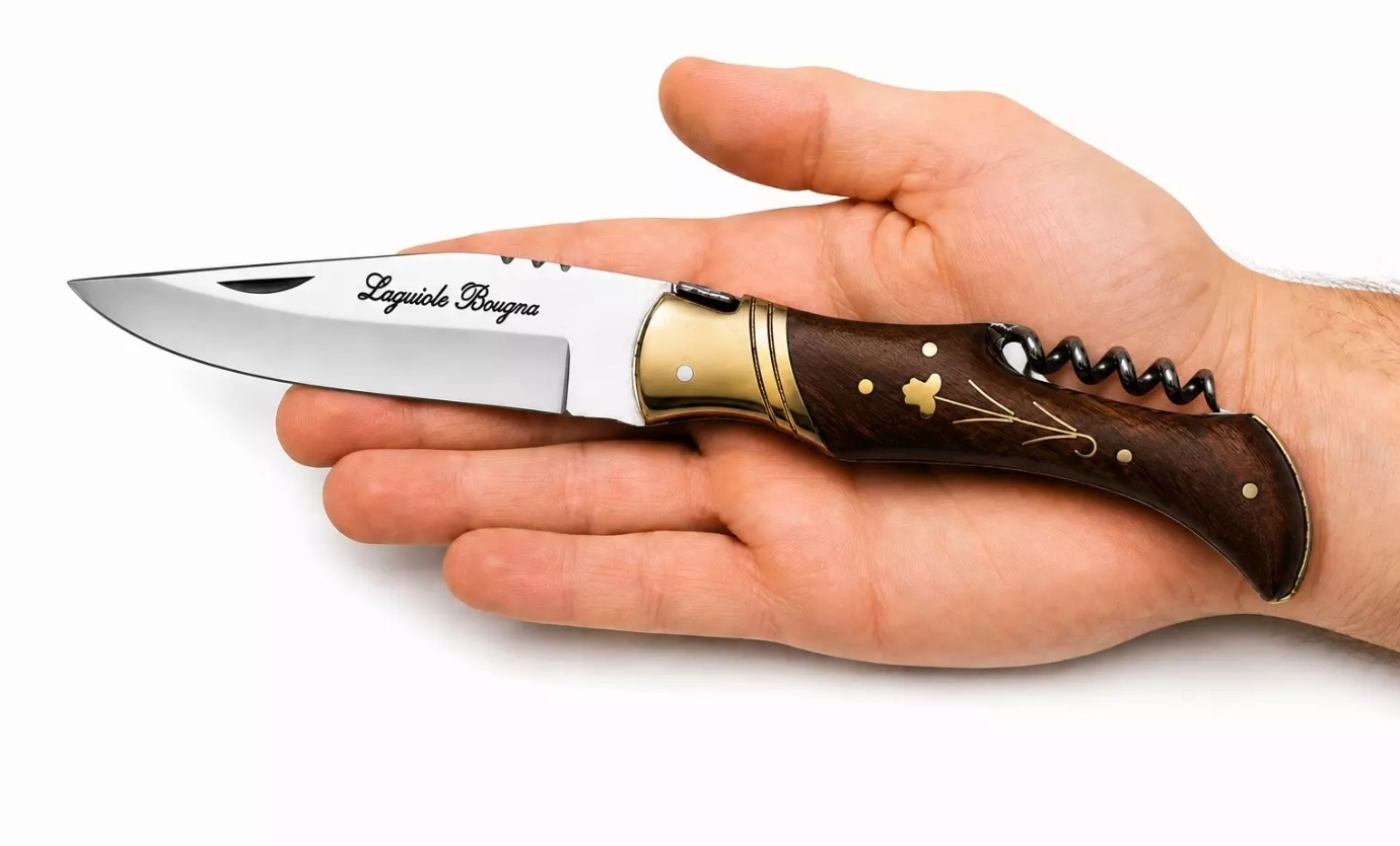 Couteau Laguiole Bougna pliant présentation taille réelle en main