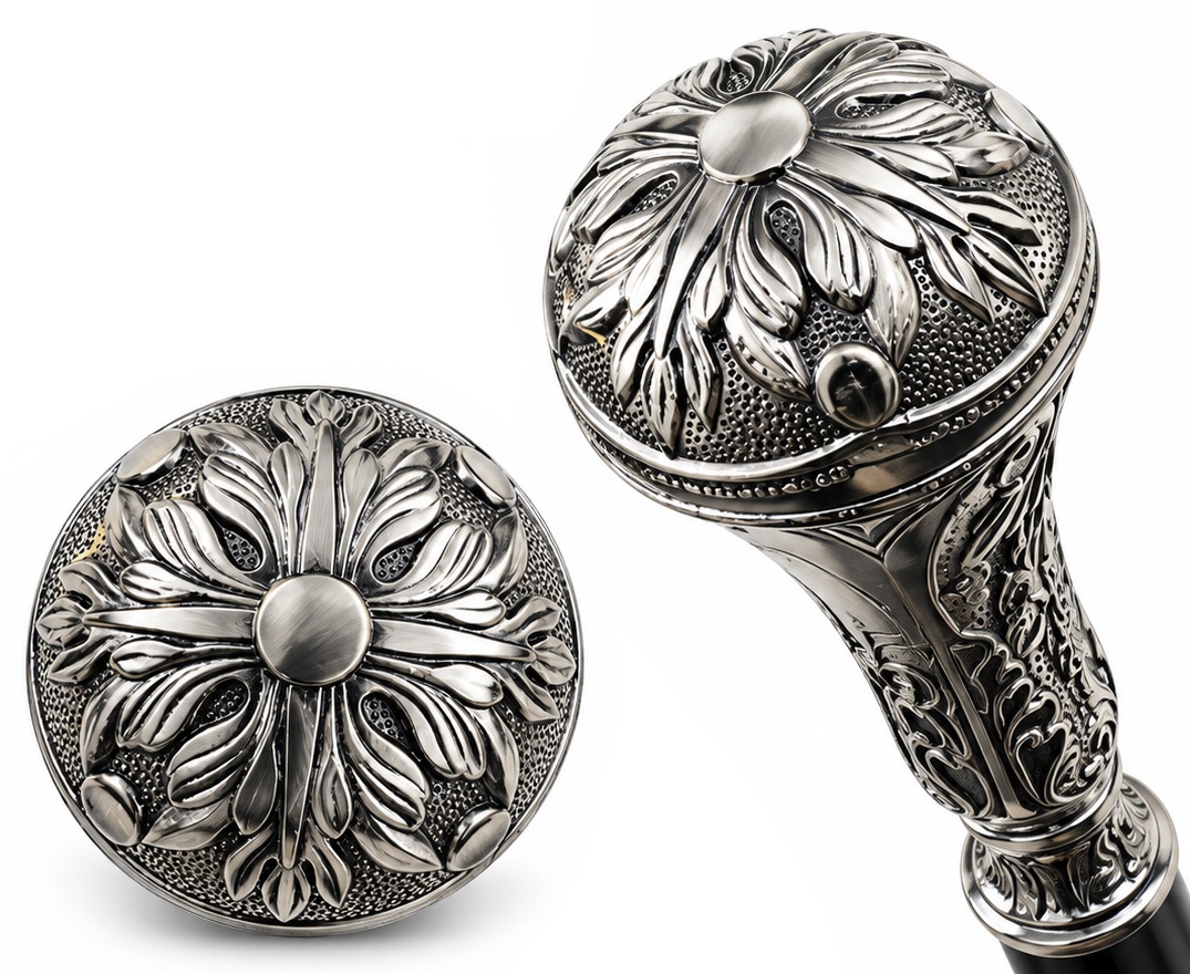 Gros plan de la poignée argentée de la canne épée Gentleman Luxe avec motifs floraux gravés et finitions métalliques détaillées.