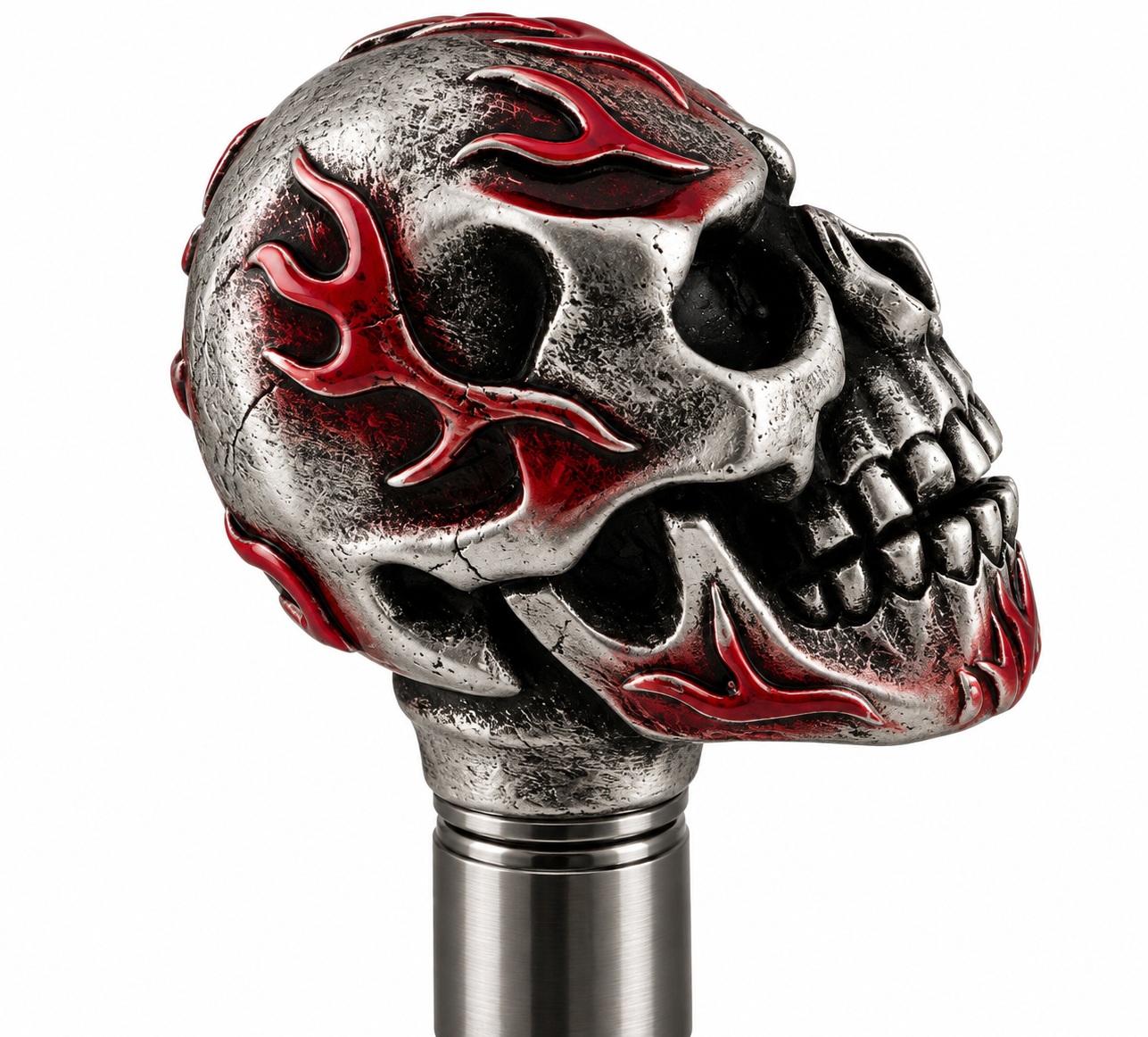 Vue latérale du pommeau tête de mort décoré de flammes rouges, sculpture détaillée en métal effet vieilli.