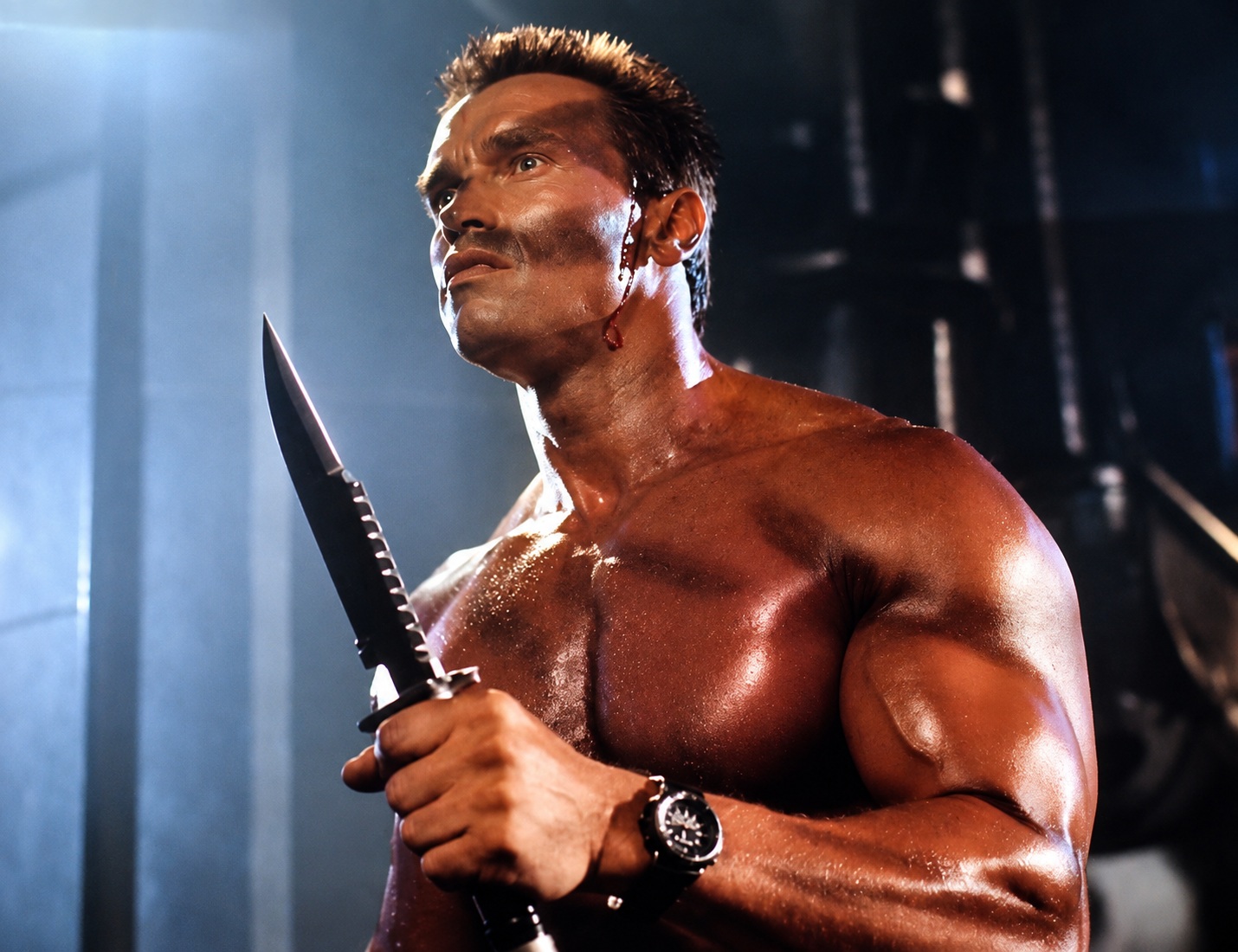 Scène emblématique du film Commando avec le célèbre couteau de survie