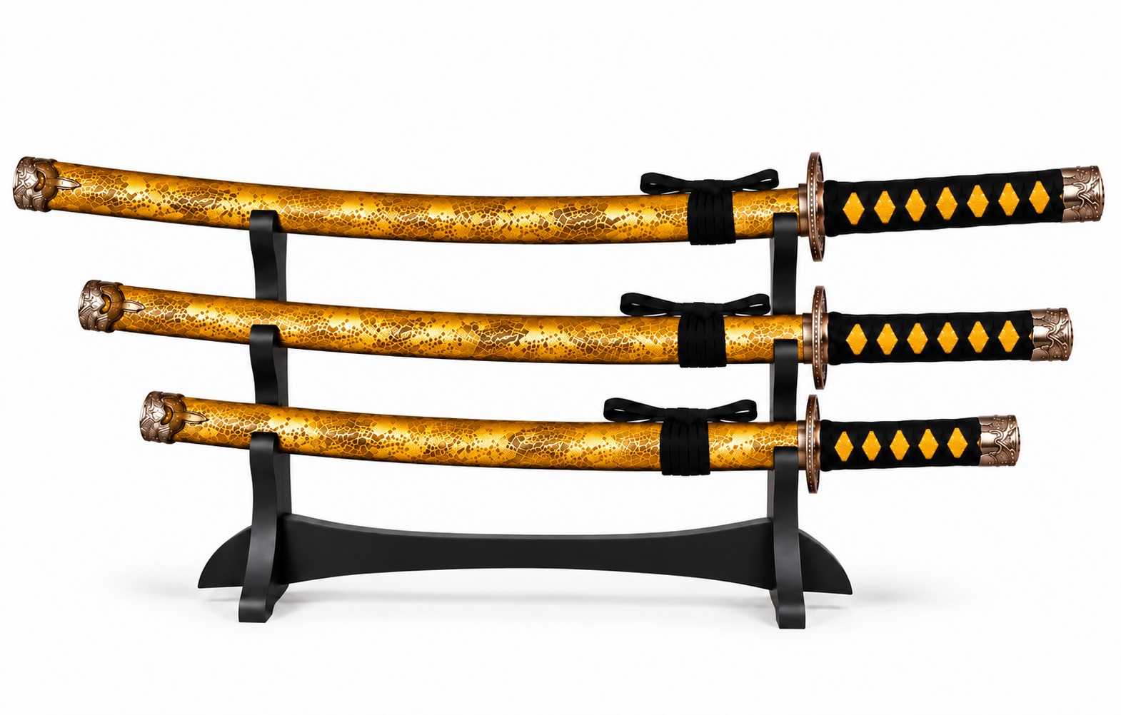 Set de 3 katanas japonais jaune doré sur présentoir noir avec poignées tressées et fourreaux décorés