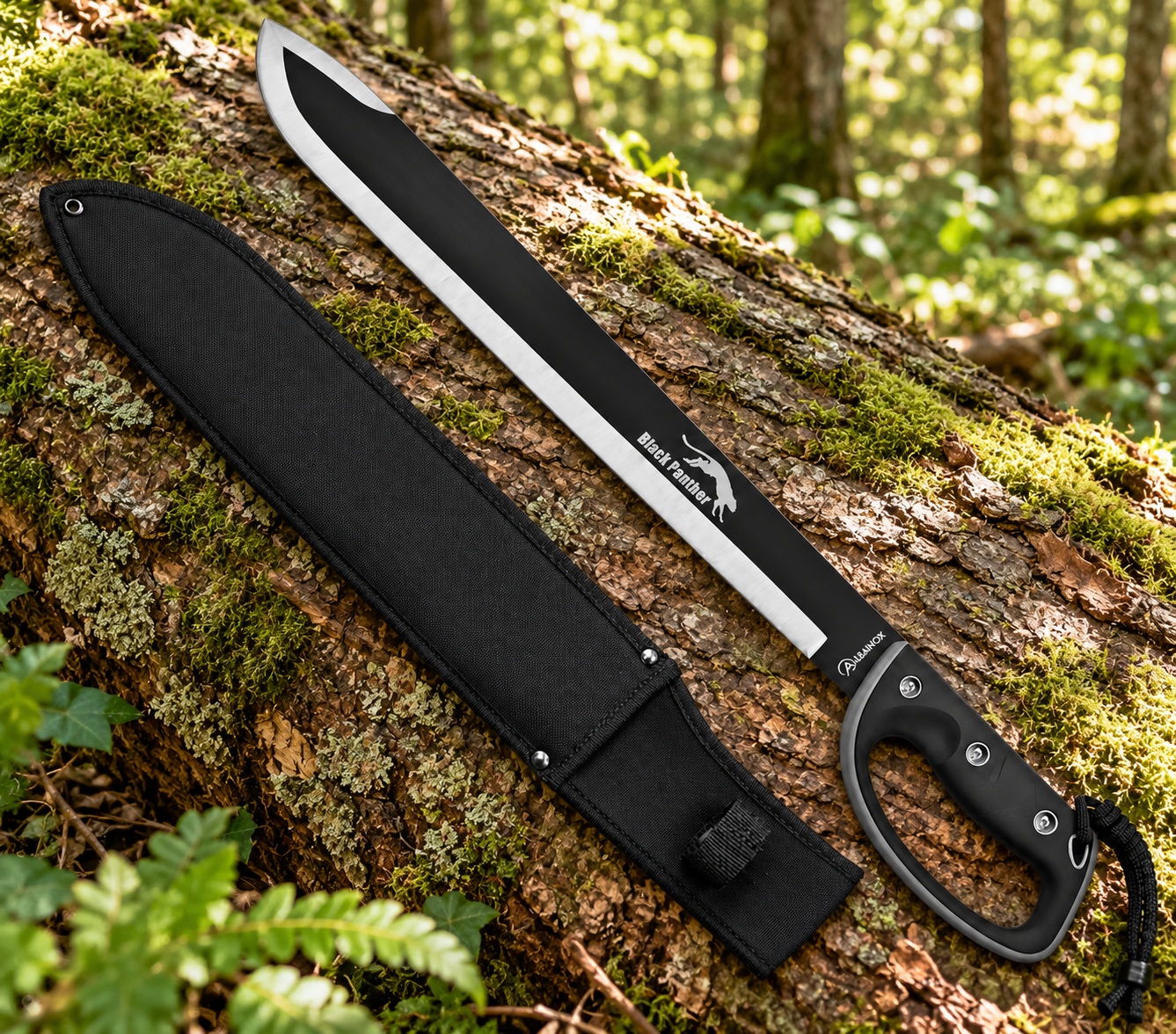 Machette Black Panther Albainox et son étui posés sur un tronc darbre en forêt.