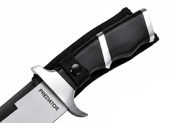 Gros plan du manche ergonomique noir du couteau PREDATOR avec garde métallique et inscription PREDATOR sur la lame.
