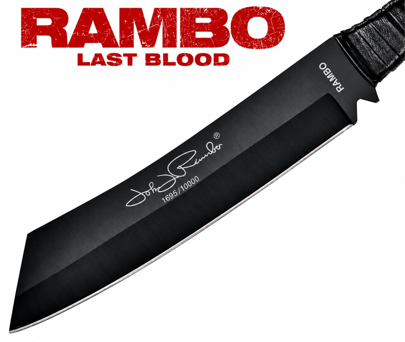 Couteau Rambo IV officiel – Gros plan sur la lame noire en acier carbone avec signature John Rambo.