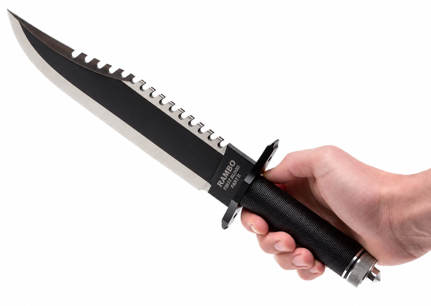 Poignard Rambo 2 avec kit de survie – Couteau à lame en acier carbone tenu en main sur fond blanc, avec marquage First Blood Part II.