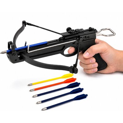 Pistolet arbalète 50 livres noir tenu en main avec flèches de tir sur fond blanc pour le tir de loisir et la précision
