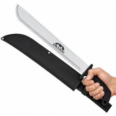 Machette Amazonas 60 cm avec étui noir et lame dentée en acier tenue en main sur fond blanc pour bushcraft, survie et outdoor