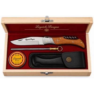 Coffret Laguiole Bougna haut de gamme avec couteau pliant manche bois clair, tire bouchon sommelier, fusil affûtage, étui noir et graisse entretien.