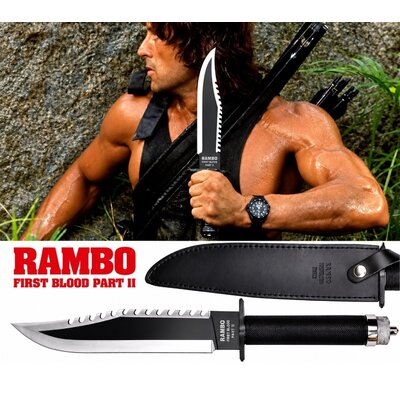 Poignard Rambo 2 officiel – Couteau à lame noire et dos cranté, présenté avec son étui et une scène du film.