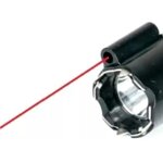 Gros plan sur la tête d’un taser électrique avec pointeur laser rouge et lampe LED