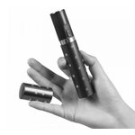 Taser électrique make-up compact tenu dans une main