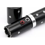 Gros plan sur un taser make-up noir rechargeable avec finition brillante et boutons de commande