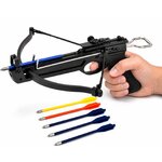 Pistolet arbalète 50 livres noir tenu en main avec flèches de tir sur fond blanc pour le tir de loisir et la précision