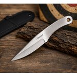 Couteau de lancer Léopard 16 cm en acier inox posé sur un support en bois devant une cible