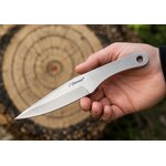 Main tenant un couteau de lancer Léopard 16 cm en acier inox devant une cible de lancer