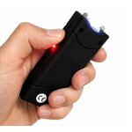 Taser électrique 5 000 000 volts tenu en main avec arc électrique et voyant lumineux rouge