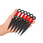 Lot de 6 couteaux de lancer kunai Albainox noir et rouge présenté dans une main