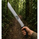 Machette Amazonas 60 cm en acier avec lame dentée tenue en main sur sentier forestier pour bushcraft, survie et débroussaillage
