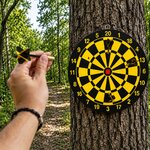 Cible de lancer fixée sur un arbre avec lancer de fléchettes en extérieur