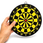 Main tenant une cible de lancer Albainox 19,5 cm pour visualiser ses dimensions réelles
