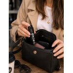 Femme rangeant une bombe lacrymogène gel CS P100 Punch dans son sac à main