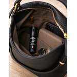 Bombe lacrymogène gel CS P100 Punch rangée dans un sac à main avec portefeuille et téléphone