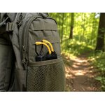 Lance-pierre compact rangé dans la poche dun sac à dos de randonnée pour le transport en extérieur.
