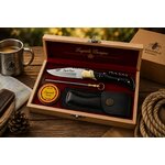 Coffret cadeau Laguiole Bougna manche en corne noire présenté en décor randonnée et nature