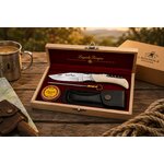 Coffret Laguiole Bougna manche en os présenté en ambiance outdoor sur table en bois