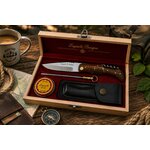 Coffret Laguiole Le Rustique manche bois avec accessoires présenté en ambiance aventure et randonnée