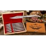 Coffret Laguiole 6 couteaux de table inox prestige présenté sur une table de repas avec vin, pain et charcuterie.